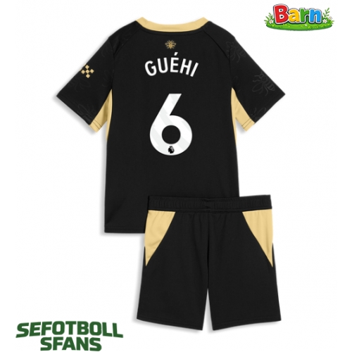 Manchester City Marc Guehi #6 Bortaställ Barn 2026-27 Kortärmad (+ Korta byxor) Manchester City Marc Guehi #6 Bortaställ Barn 2026-27 Kortärmad (+ Korta byxor)